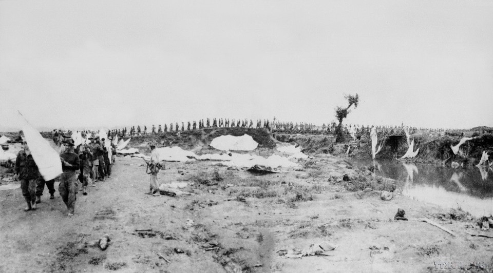 Los prisioneros de guerra franceses en Dien Bien Phu izaron la bandera blanca para rendirse, poniendo fin a la campaña de Dien Bien Phu. (Foto: Archivos – VNA)