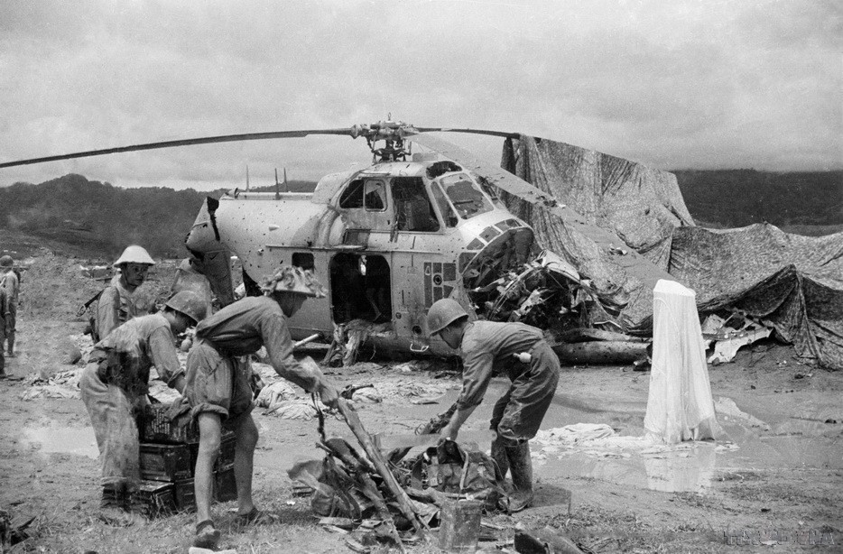 Después de 56 días y noches de lucha firme, valiente y creativa, el ejército y el pueblo vietnamitas destruyeron todo el grupo de fortalezas de los colonialistas franceses en Dien Bien Phu, capturaron a 16 mil 200 enemigos, derribaron 62 aviones y aprendieron 64 automóviles y todas las armas, municiones y equipos militares de las fuerzas francesas. (Foto: Archivos – VNA)