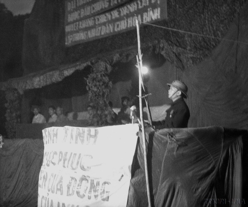 El general Vo Nguyen Giap pronuncia discurso en la ceremonia de celebración de la victoria en el frente de Dien Bien Phu. (Foto: Archivos – VNA)