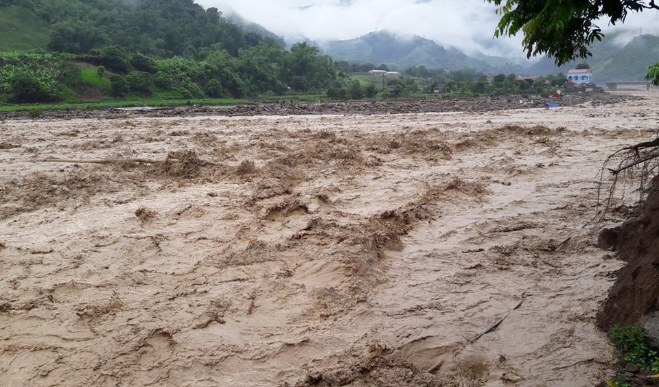 las repentinas crecidas que tuvieron lugar anoche en Son La dejaron como saldo un muerto, dos heridos y siete desaparecidos. 