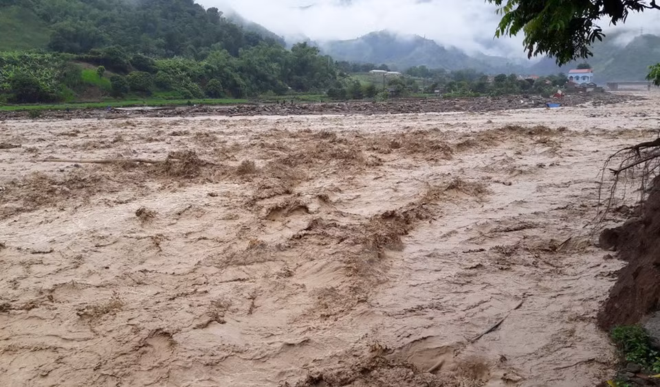 las repentinas crecidas que tuvieron lugar anoche en Son La dejaron como saldo un muerto, dos heridos y siete desaparecidos. 