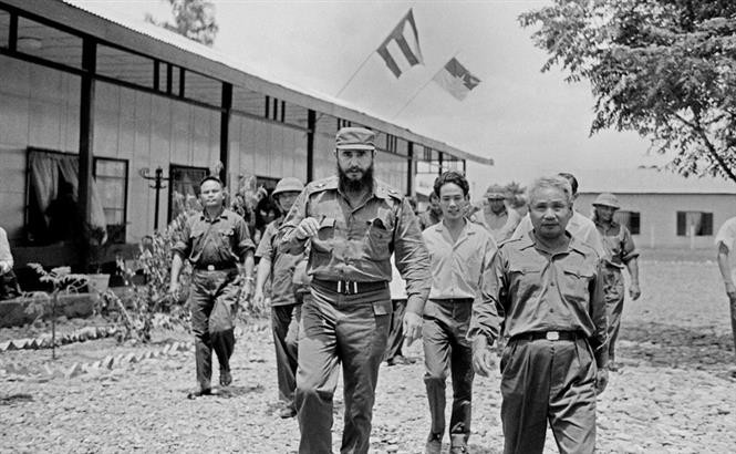 El primer secretario del Comité Central del Partido Comunista y primer ministro del gobierno revolucionario de Cuba, Fidel Castro visita el municipio de Dong Ha (Foto: VNA)