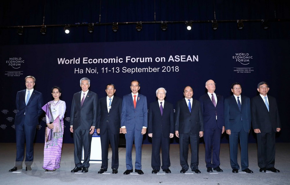 El secretario general del Partido Comunista de Vietnam (PCV), Nguyen Phu Trong, el primer ministro Nguyen Xuan Phuc, y el presidente fundador del FEM, Klaus Schwab (tercero desde la derecha), entre otros líderes asistieron a la conferencia. (Fuente: VNA)