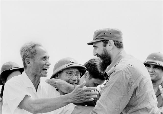 El primer ministro Pham Van Dong y el primer secretario del Comité Central del Partido Comunista y primer ministro del gobierno revolucionario de Cuba, Fidel Castro en septiembre de 1973 en Quang Tri (Foto: VNA)