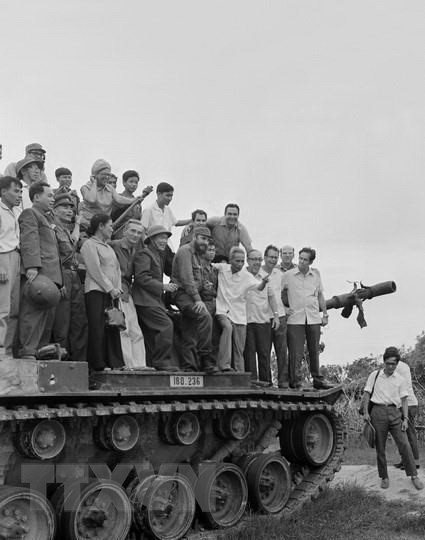  El 15 de septiembre de 1973, Fidel Castro, primer secretario del Comité Central del Partido Comunista de Cuba y primer ministro del gobierno revolucionario de Cuba, visitó la base militar de Tan Lam-Doc Mieu en la línea McNamara (Fuente: VNA)