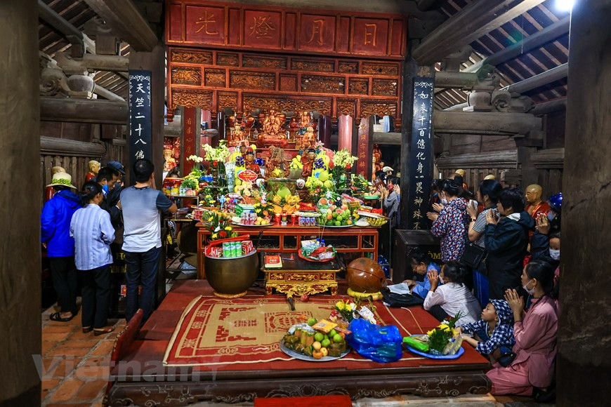 Ubicado en el pueblo de Dung Nhue, el altar de la pagoda Keo es un sitio especial de la comuna de Duy Nhat, distrito de Vu Thu, de la provincia de Thai Binh en el norte de Vietnam y fue reconocido como Tesoro Nacional el 5 de octubre pasado. El altar mide 227 centímetros de largo, 156 de ancho y 153 de alto. Es el más grande de su tipo en Vietnam. Erigido en el siglo XVII, la obra sofisticada se ha conservado casi intacta hasta el día de hoy. Se trata de un producto hecho a mano con más de mil patrones hábilmente tallados en un arreglo apretado. (Foto: Vietnamplus) 