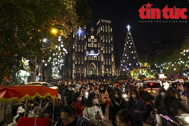 Durante estos días, el ambiente de Navidad se propaga por todas las casas y calles de esta ciudad. (Fuente: VNA)