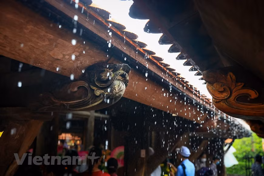 Dados los valores culturales, históricos y científicos especiales de la pagoda Keo fue como una reliquia nacional especial de Vietnam, en virtud de una decicisón del Primer Ministro firmado el 27 de septiembre de 2012.La pagoda Keo deviene en la actualidad una atracción típica de la provincia de Thai Binh. La edificación comprende un conjunto de 128 habitaciones divididas en 17 áreas en una superficie de dos mil 22 metros cuadrados, a lo que se añaden puertas triples, espacios de veneración a los budas y santos, el campanario y el patio. Toda la pagoda está hecha de madera, sin usar remaches, sino solo usando espigas de madera juntas. Después de varios cientos de años, la estructura de todo el complejo continúa siendo muy sólida. (Foto: Vietnamplus)