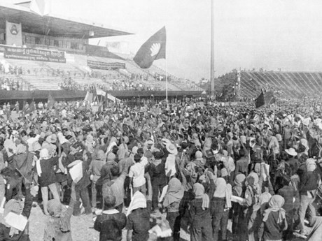El 7 de enero de 1979, el Frente Unido para la Salvación Nacional de Camboya con el apoyo del pueblo, junto con la gran y oportuna ayuda de los soldados voluntarios vietnamitas derrocó al régimen genocida de los jemeres rojos, brindando un brillante futuro al país. (Fuente: VNA)