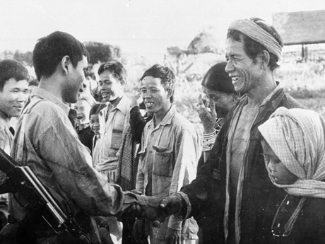 La gente de la provincia de Ratanakiri, en el noreste de Camboya, recibe a las fuerzas armadas revolucionarias de Camboya y a los soldados voluntarios de Vietnam. (Fuente: VNA)