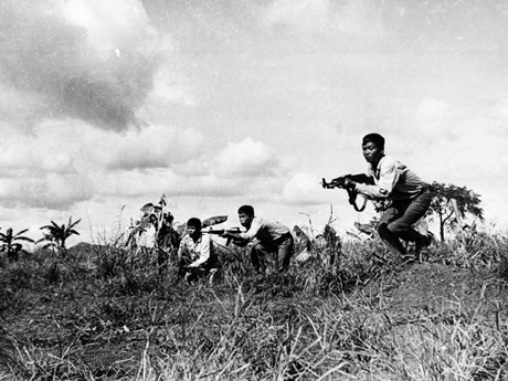 Las fuerzas armadas revolucionarias de Camboya y los soldados voluntarios de Vietnam se coordinan para mejorar las técnicas de combate. (Fuente: VNA)