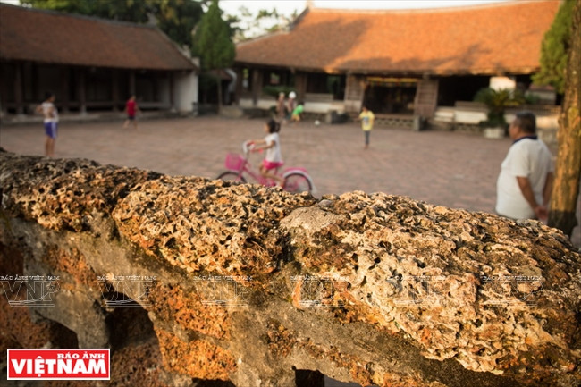 La mayoría de las casas en Duong Lam se construyeron con piedras de laterita.