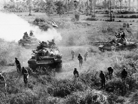 Las fuerzas armadas revolucionarias de Camboya y los soldados voluntarios de Vietnam se coordinan para mejorar las técnicas de combate. (Fuente: VNA)