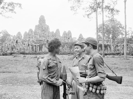 Tropas vietnamitas y camboyanas protegen el templo Angkor Wat (Julio de 1982). (Fuente: VNA)