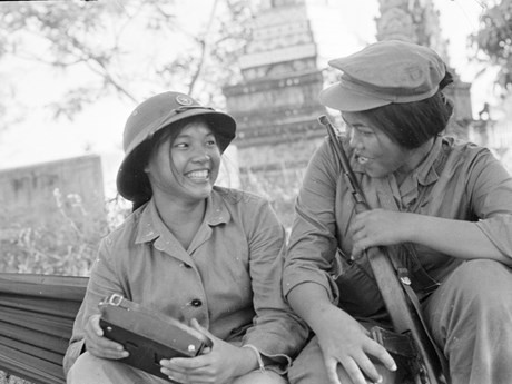 Soldadas vietnamitas y camboyanas comparten alegrías. (Fuente: VNA)