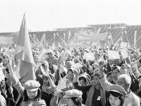 El 7 de enero de 1979, el Frente Unido para la Salvación Nacional de Camboya con el apoyo del pueblo, junto con la gran y oportuna ayuda de los soldados voluntarios vietnamitas derrocó al régimen genocida de los jemeres rojos, brindando un brillante futuro al país. (Fuente: VNA)