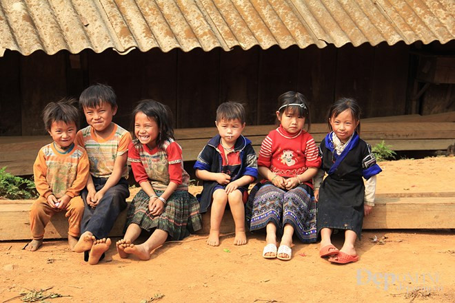 Niños de Mong con sonrizas inocentes 