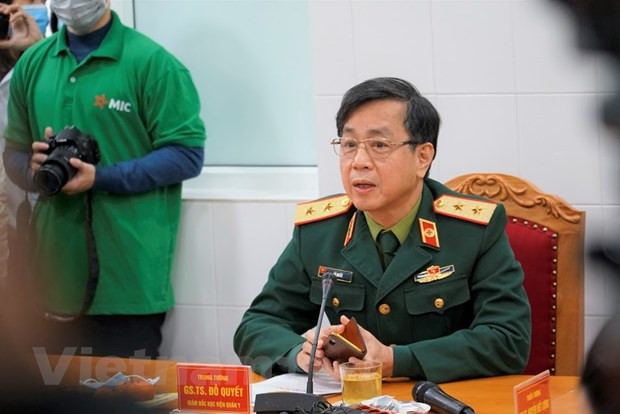 El doctor Do Quyet, director de la Academia de Medicina Militar de Vietnam, responde las preguntas de los reporteros (Fuente: VNA)