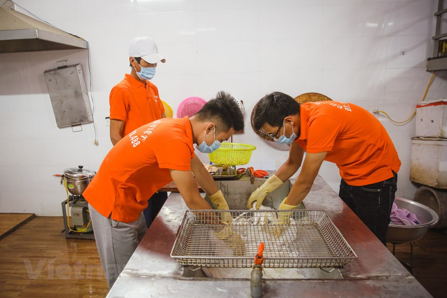 Hacer una deliciosa fritura de calamar según la receta de la provincia de Quang Ninh requiere pasar por muchas fases que requieren meticulosidad y experiencia. Actualmente, hay tres fases principales. La primera es elegir materias primas y preprocesar. El siguiente es el proceso de machacar y mezclar los ingredientes. El proceso final consiste en freír. Según mucha gente, la fritura de calamar de Ha Long es diferente de este tipo en muchos otros lugares. Esto proviene del ingrediente principal del plato, que es un calamar fde gran tamaño, de uno a dos kilógramos. Si utiliza otro tipo, el aroma o el sabor característico no serán los mismos (Fuente: Vietnamplus)