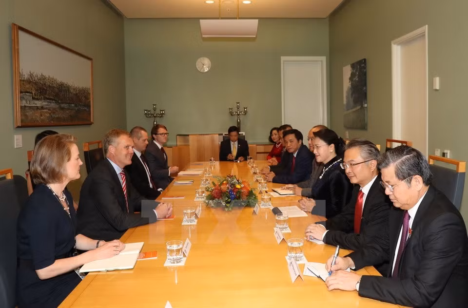 Escena del encuentro entre Kim Ngan y los presidentes de la Cámara de Representantes y del Senado (Fuente: VNA)