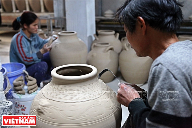 Decoración de productos de cerámica (Fuente: VNA)​ 