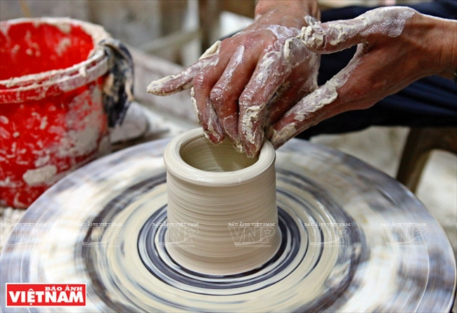 Según los contratos comerciales, algunos productos cerámicos de Kim Lan se elaboran sofisticadamente en moldes manuales, cuyos precios son más altos que los de producción en serie. (Fuente: VNA)