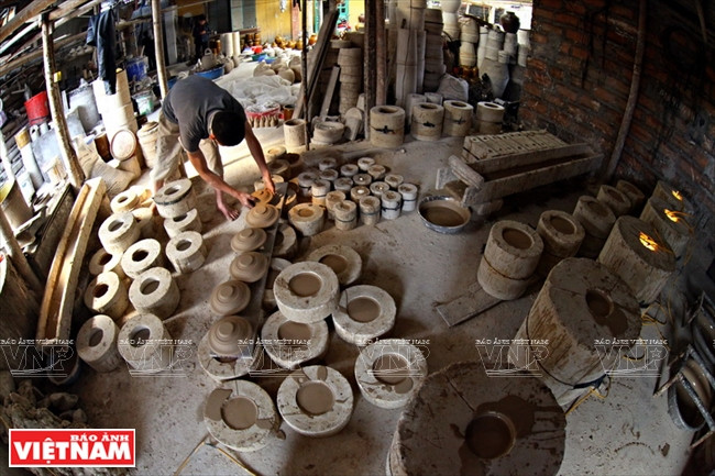 El sistema tradicional de fabricación cerámica en Kim Lan se mantiene, excepto el uso de hornos de gas. (Fuente: VNA)