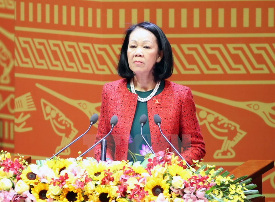 Truong Thi Mai, representante del Secretariado del XII Congreso, lee la lista de los partidos, organizaciones y amigos de otros países que emitieron felicitaciones al evento (Fuente: VNA)