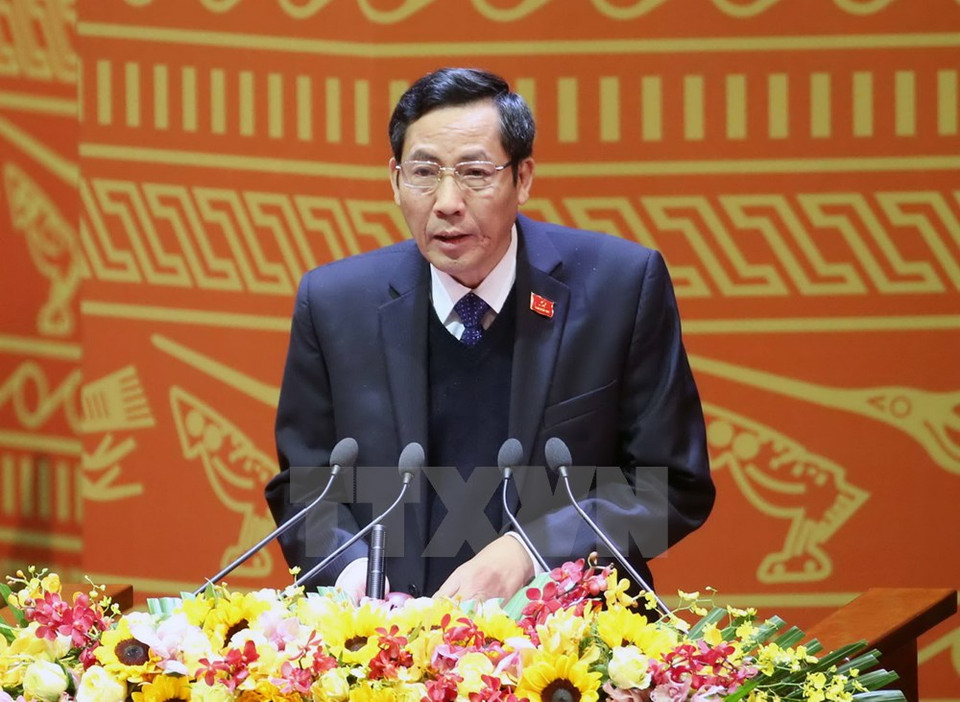 En nombre del Secretariado, Thuan Huu divulga los resultados de la votación sobre algunos asuntos en los documentos del Congreso (Fuente: VNA)