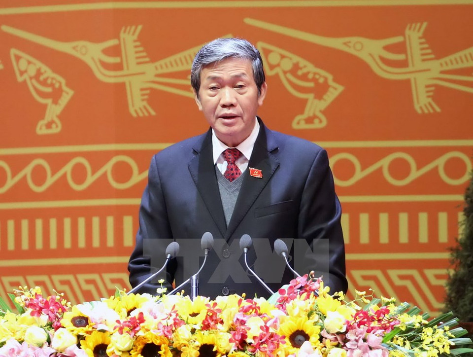 En nombre de la delegación presidencial del evento, Dinh The Huynh publica los resultados de la elección del Buró Político, el secretario general, la Comisión de Inspección y el jefe de este órgano (Fuente: VNA) 