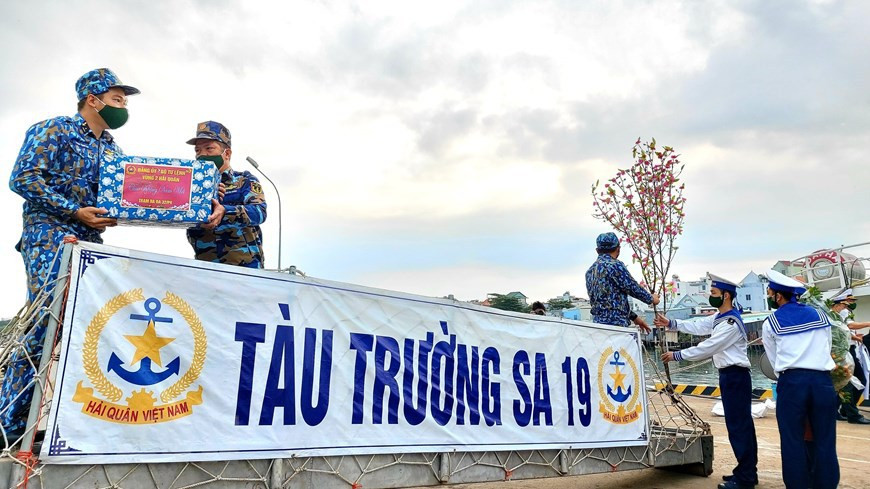Cajas de regalos y ramas de melocotón son llevadas cuidadosamente al barco Truong Sa 19 (Fuente: VNA)