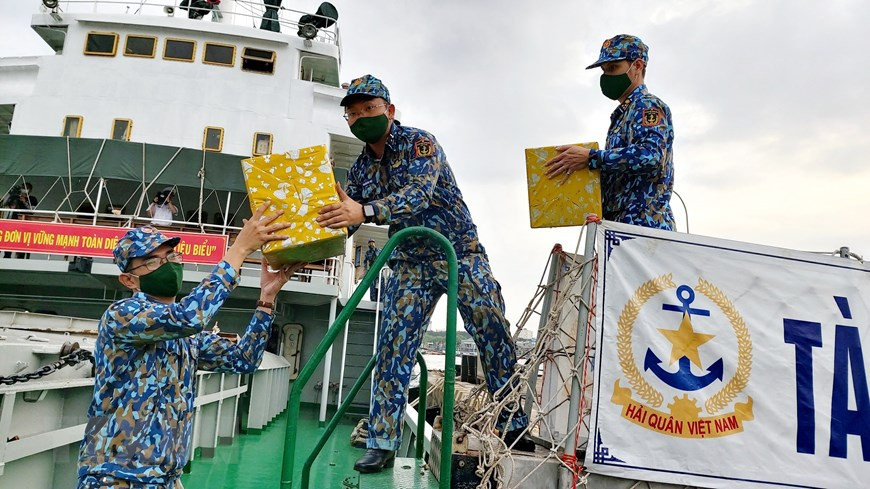 Los soldados transportan bienes y obsequios del Tet en el barco Truong Sa 19 para ser trasladados a la plataforma DK1 (Fuente: VNA)