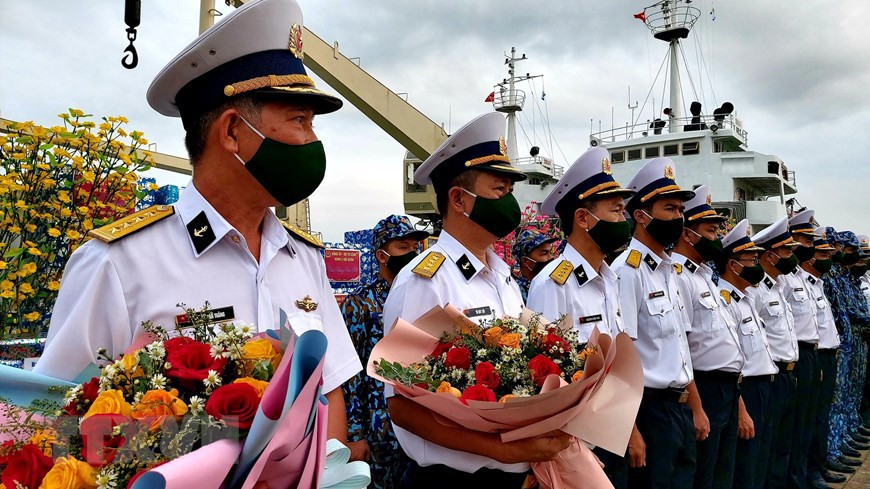Un miembro de la delegación del Comando de la Guardia Costera de la Región 2 se prepara para ir a visitar y transmitir el mejor deseo con motivo del Año Nuevo Lunar (Tet) a los solados en la plataforma DK1 (Fuente: VNA)