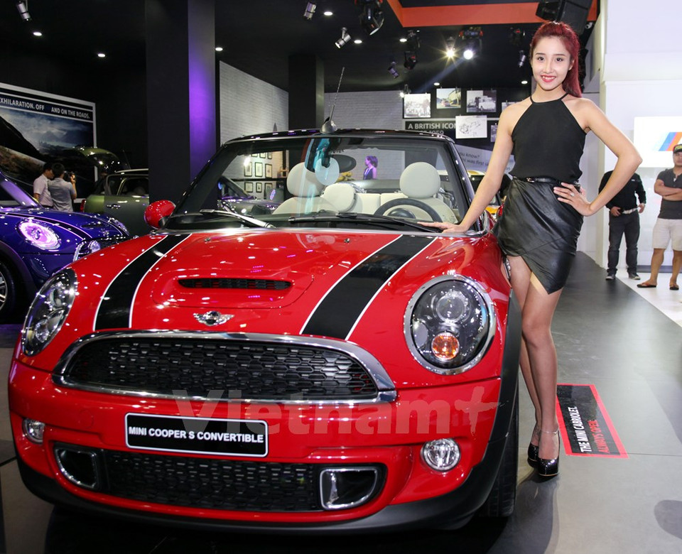 Pabellón de Mini Cooper, que presenta la tecnología MINI TwinPower Turbo satisfaciendo los estándares más estrictos sobre emisiones de Europa (Fuente: VNA)