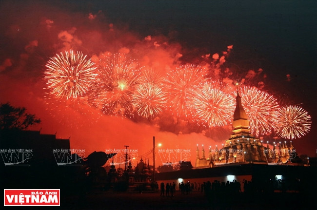" Estupa budista Pha That Luang en Vientiane" por Ikham Khamlasee de Laos.