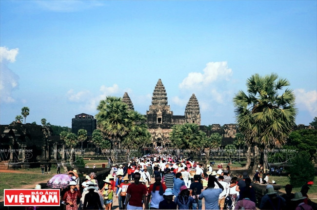 "Turistas de diferentes países" por Phat Dara de Camboya
