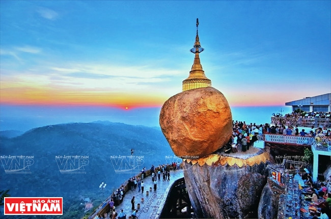 "Kyte Htee Yoe - La Pagoda de la Roca de Oro" de Than Htay de Myanmar