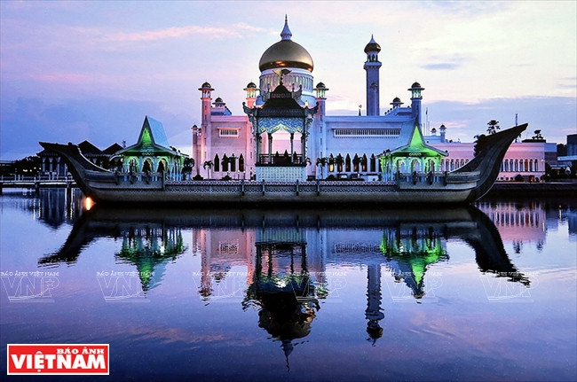 " ASEAN13 (Mezquita del Sultán Omar Ali Saifuddin 2)" de Haji Jumat Bin Haji Taha de Brunei.