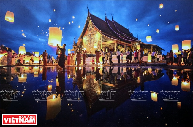 "Lanzamiento de linternas volantes" de Wannapong Surarochprajak de Tailandia