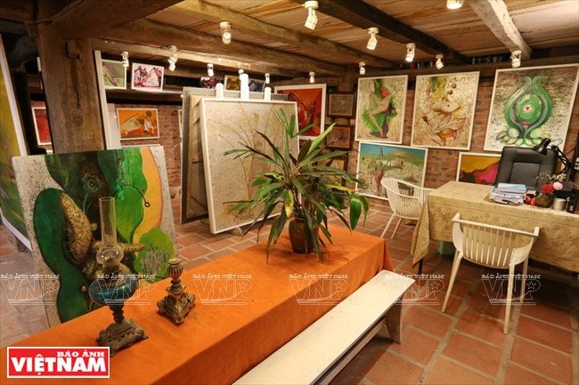  Al visitar el lugar, los turistas pueden disfrutar de la galería del pintor Dao Anh Khanh (Fuente: Revista Vietnam)