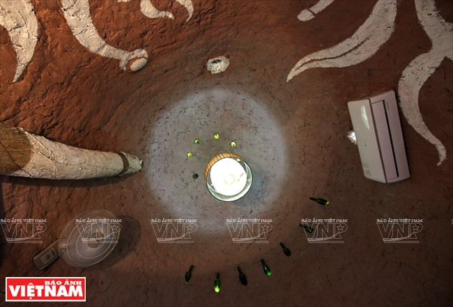 Una pintura hecha por el artista Dao Anh Khanh está de decoración en el techo (Fuente: Revista Vietnam)