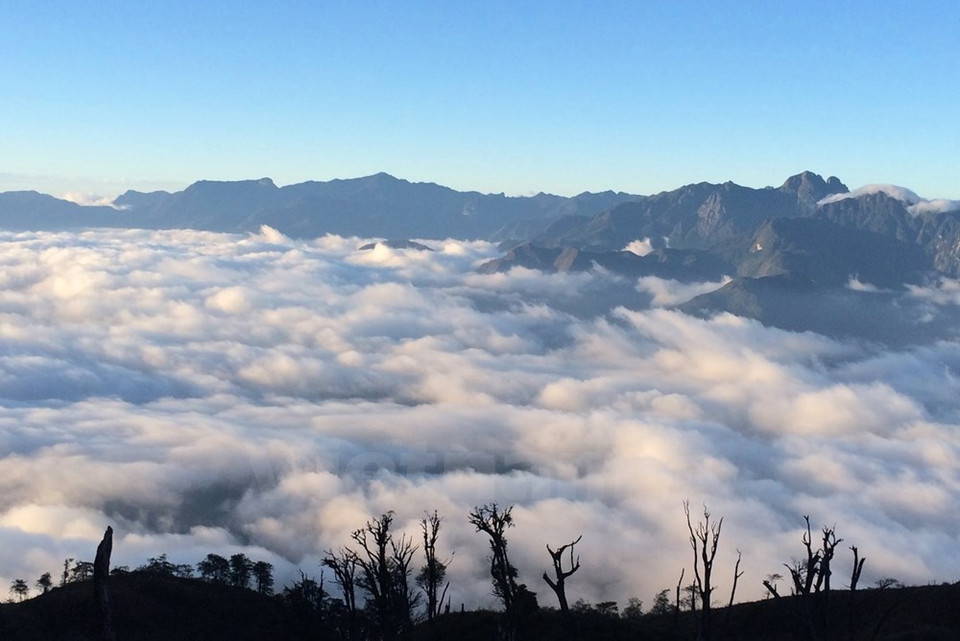 A las cinco a las seis horas, las nubes abrazan el monte. (Fuente: VNA)