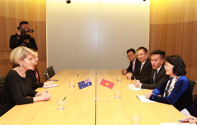 La vicepresidenta de Vietnam, Dang Thi Ngoc Thinh, sostuvo un encuentro con la canciller australiana, Julie Bishop. (Fuente: VNA)