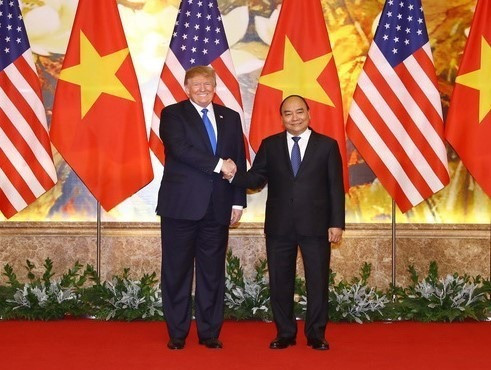 El primer ministro Nguyen Xuan Phuc recibe a Donald Trump, quien se encuentran en Hanoi para asistir a la segunda Cumbre EE.UU.-Corea del Norte, a finales de febrero pasado.