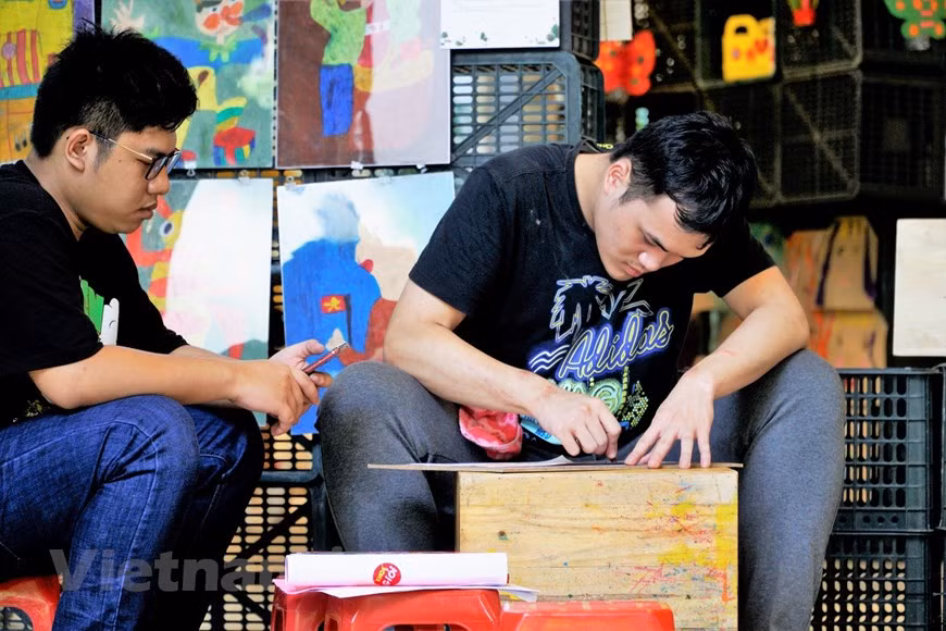 Algunos autores de las obras artísticas exhibidas en la ocasión (Foto: Vietnam+)