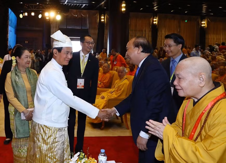 El primer ministro vietnamita, Nguyen Xuan Phuc, recibe a las delegaciones internacionales (Fuente: VNA)