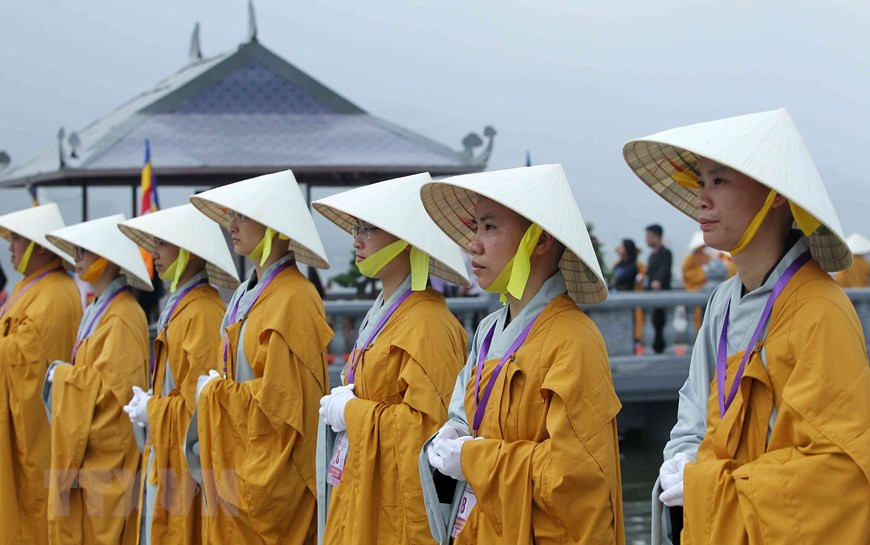 Dignatarios, monjes y seguidores budistas listos para la ceremonia (Fuente: VNA)