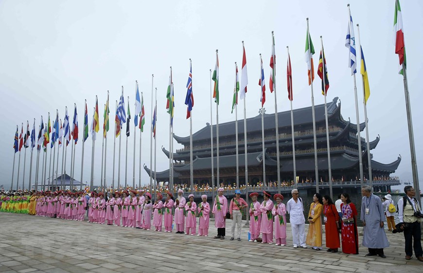 Dignatarios, monjes, seguidores budistas y visitantes listos para la ceremonia (Fuente: VNA)