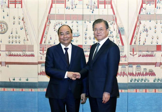 El presidente de Corea del Sur, Moon Jae-in, recibe al primer ministro, Nguyen Xuan Phuc (Foto: VNA) 