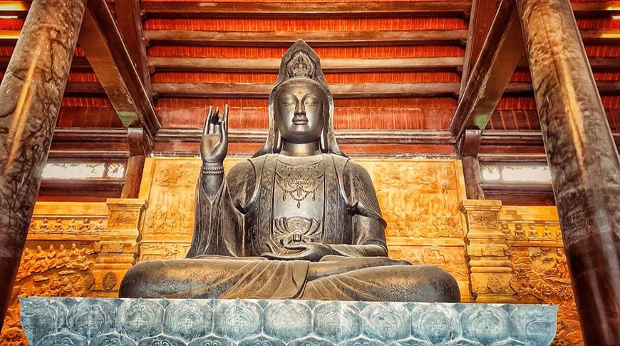 La estatua de la Avalokiteśvara bodhisattva, hecha de un solo bloque de bronce con peso de 100 toneladas, se localiza en el templo Tam The. (Fuente: Vietnam+)